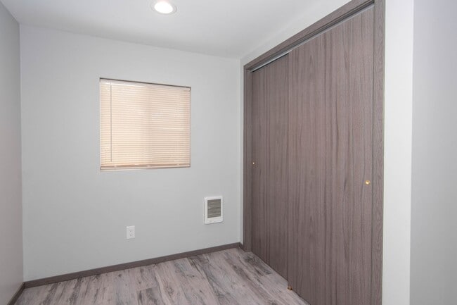 Building Photo - Fully Renovated small cozy 2 Bed 1 Bath Guest Cottage with complete updates