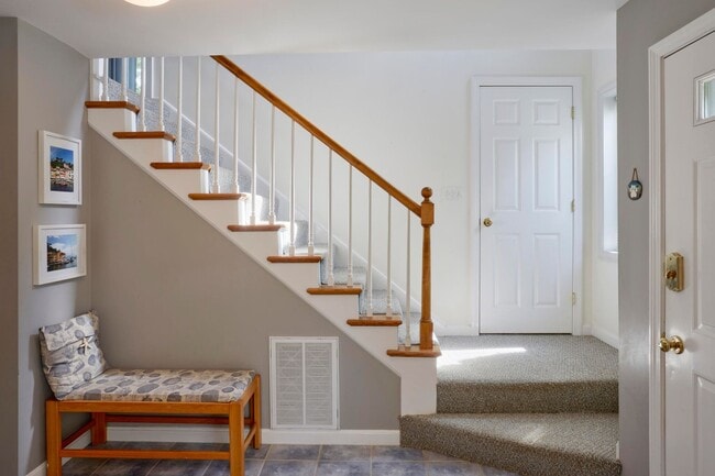 Building Photo - 9 Riverview Dr