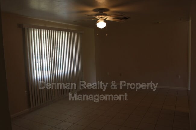 Building Photo - 910 S Una Ave