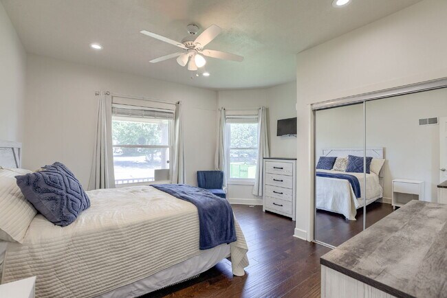 Building Photo - Blackstone Duplex