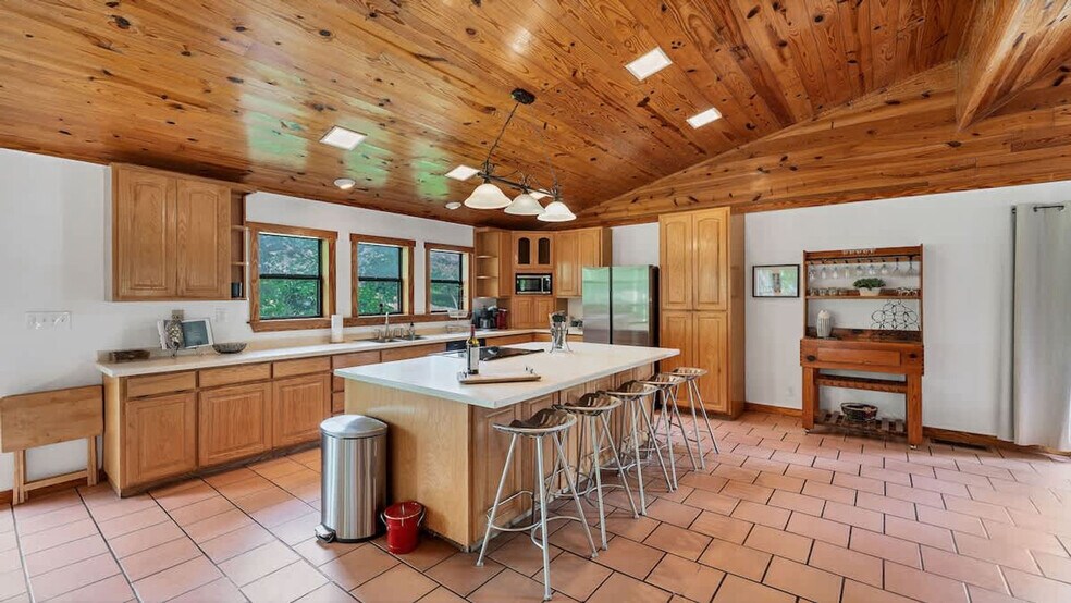 Building Photo - 302 Shangrila Ln