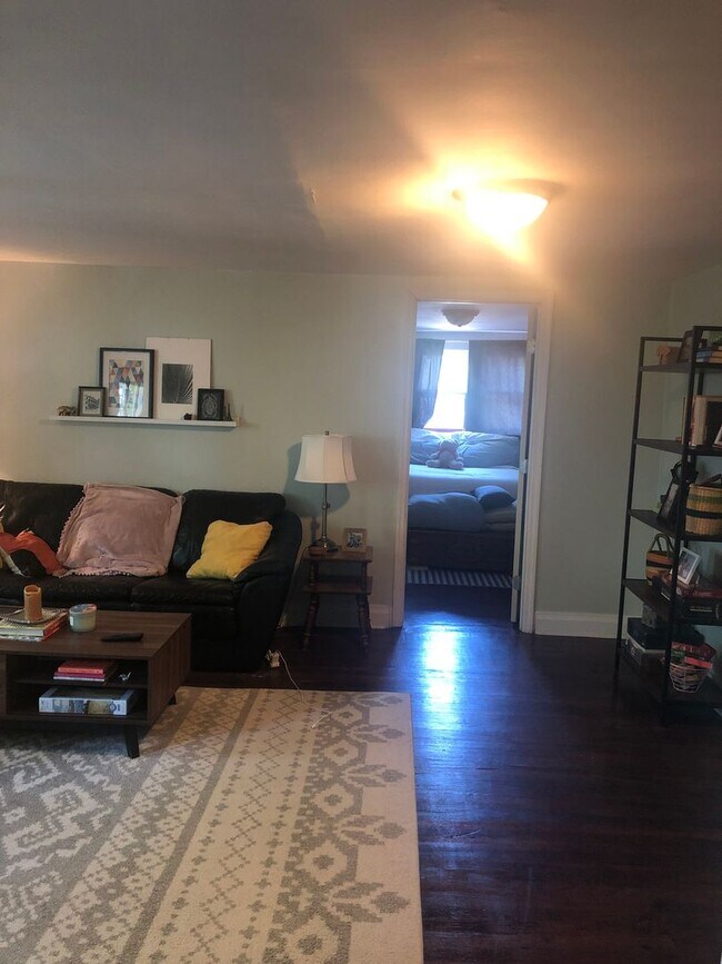 Building Photo - Charming 2 Bed/ 1 Bath upstairs Apartment ...