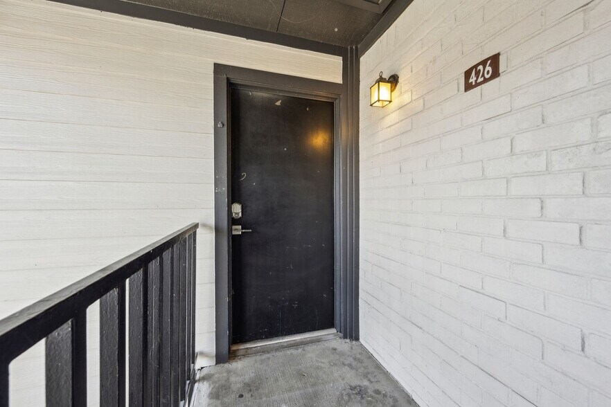 Building Photo - 210 W Tarrant Rd