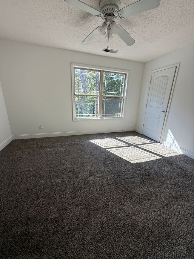 Building Photo - Spacious Two Bedroom Home