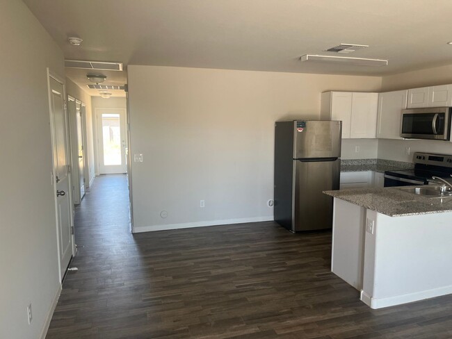 Building Photo - 2 weeks free rent with approved applicatio...