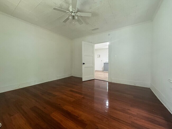 Building Photo - 3 Bedroom 1.5 Bathroom House in