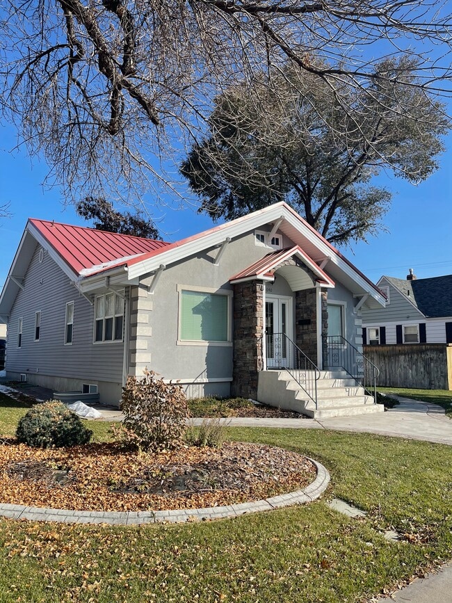 Building Photo - 640 S 4th Ave