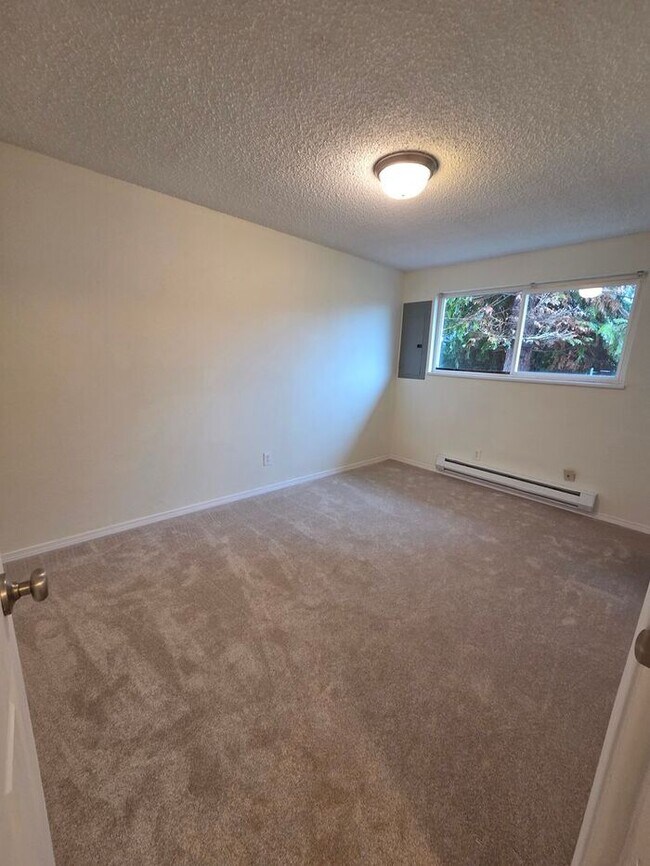 Building Photo - Exceptional North End 2 Bedroom Duplex!