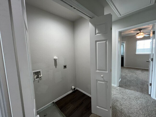 Building Photo - Luxury 3/2 Townhouse in Seguin, Texas