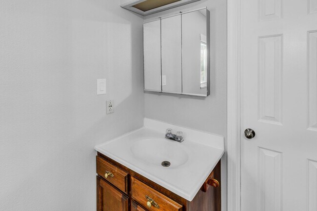 Building Photo - 466 1/2 Carson Lake Dr