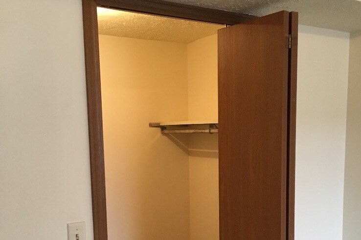 Walk in closet - 170 Portage S St