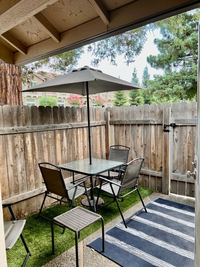 Building Photo - Centrally Located Roseville Condo