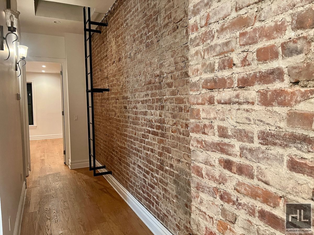 Building Photo - 6BR 3BA Historic Limestone Duplex In Crown...