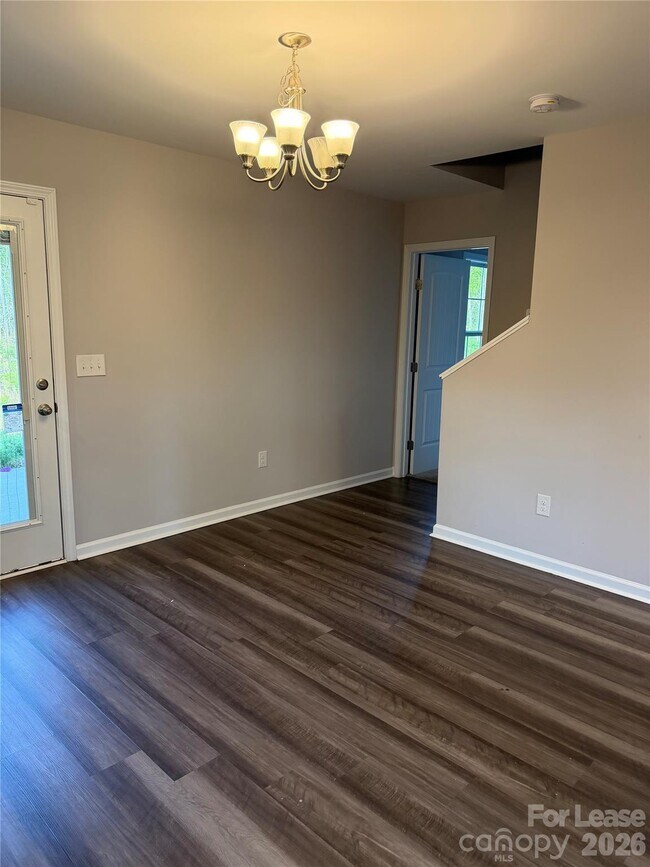 Building Photo - 408 S Elm St