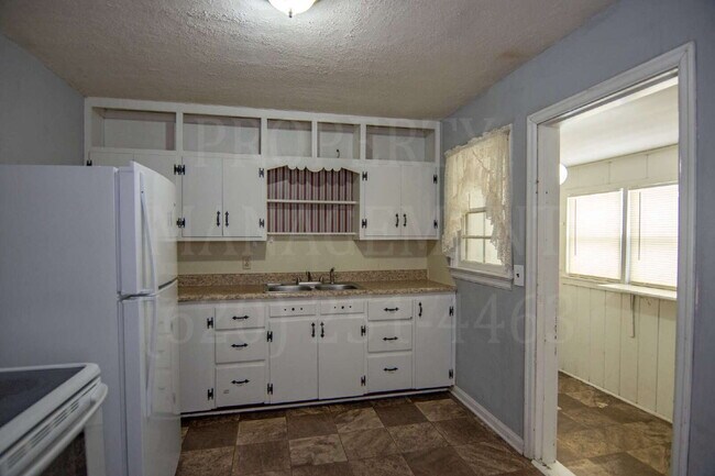 Building Photo - 2 Bedroom 1 Bath