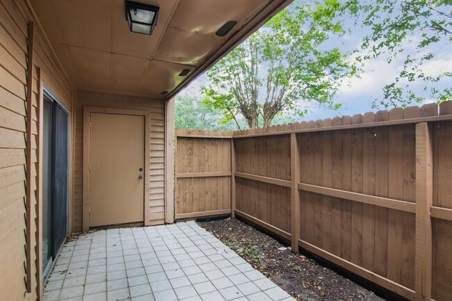Building Photo - 10555 Turtlewood Ct