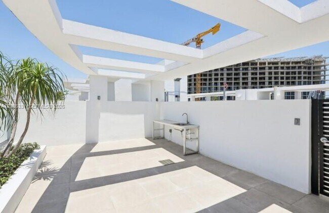 Building Photo - 13800 Highland Dr