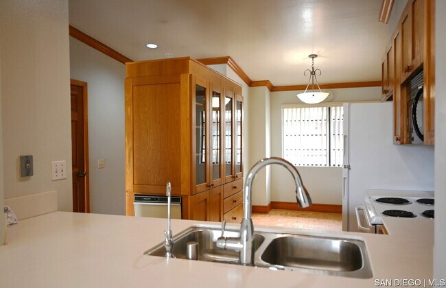 Building Photo - 8880 Villa La Jolla Dr