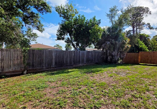 Building Photo - 2/1 Home in suberb location, pet friendly!