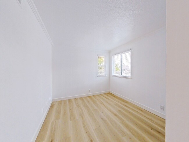 Building Photo - Stunning Remodeled Home in Dana Woods – Co...
