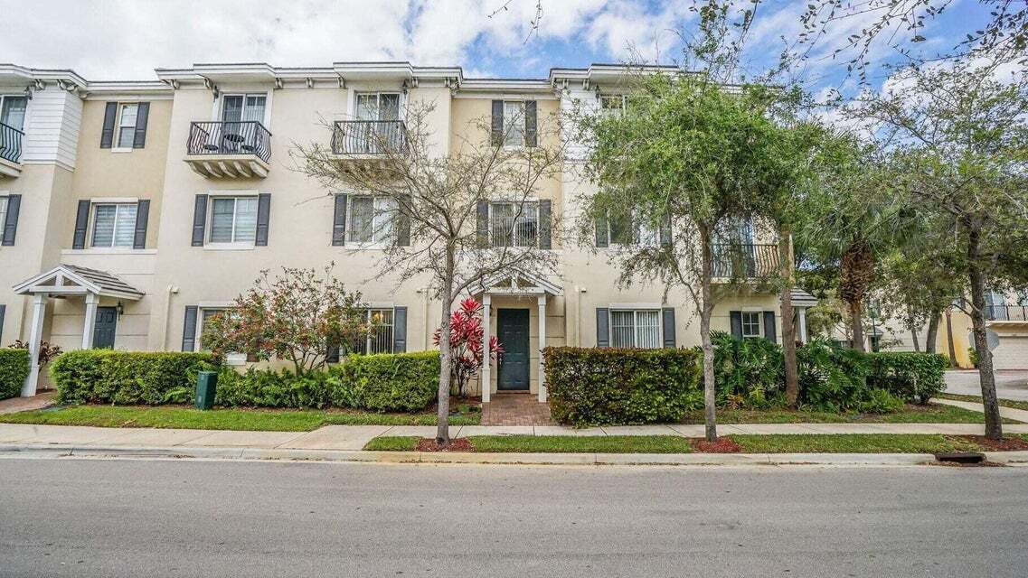 Building Photo - 3833 NW 5th Ter