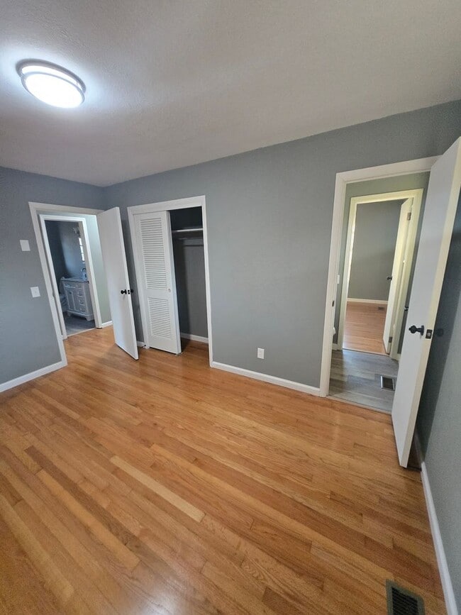 Building Photo - Charming 3-Bedroom, 2-Bathroom Brick Home for Rent