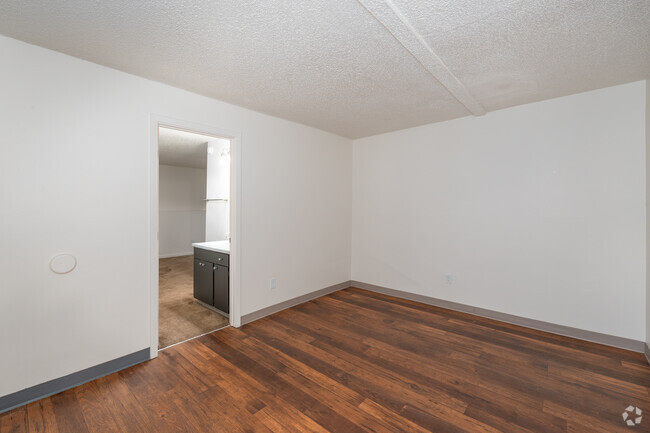 1BR, 1BA - 384SF - Creston Villa