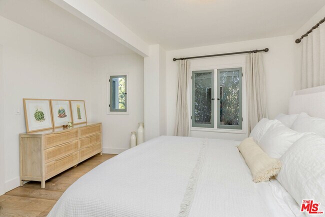 Building Photo - 5767 Tuxedo Terrace