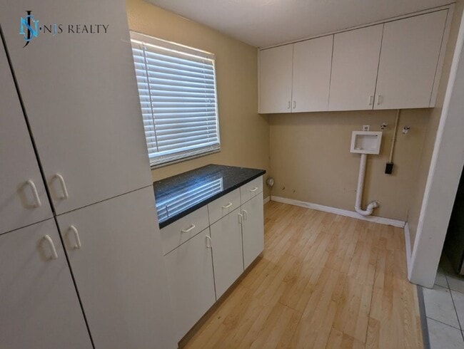 Building Photo - Beautiful 2/2/1 1600 Sq. Ft. with BONUS RO...