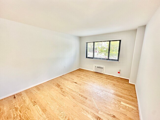 Building Photo - Spacious One Bedroom Condo In the Heart of Dupont - 17th/New Hampshire.