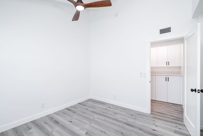 Building Photo - 905 W Balboa Blvd