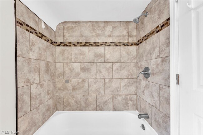 Building Photo - 8008 Pelham Dr