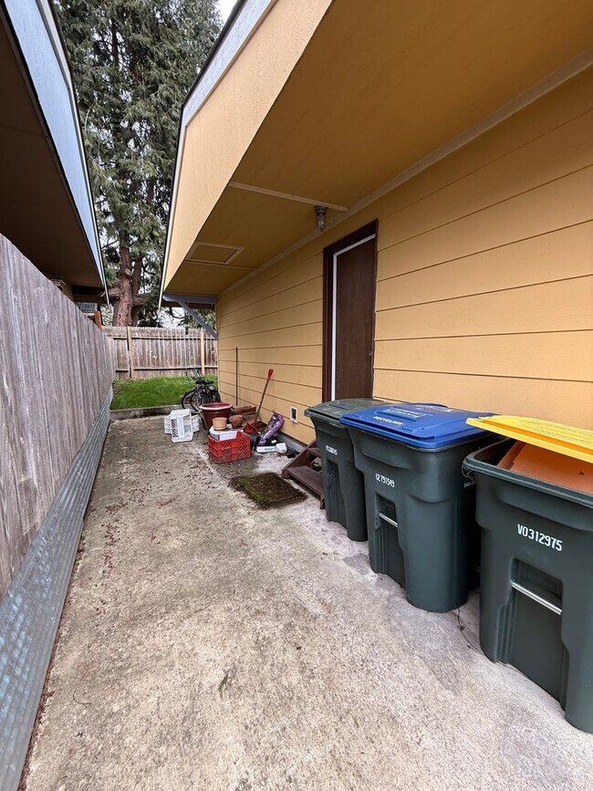 Building Photo - 3bdrm/2 bath house with a yard, laundry, and parking in Happy Valley!