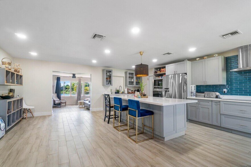 Building Photo - 6390 Kimberly Blvd