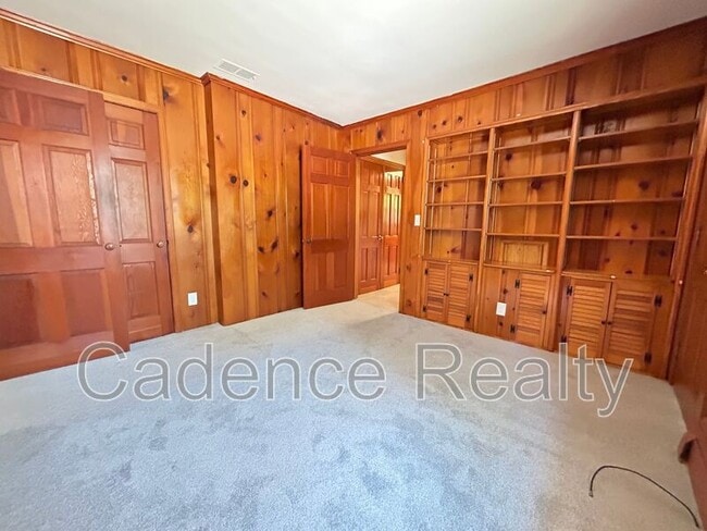 Building Photo - 1607 Azalea Dr