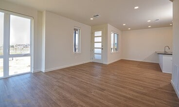 Building Photo - Pool-View Ground Floor Flat