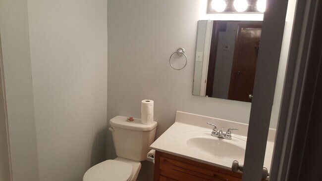 Building Photo - Duplex 2 bedroom 1 bath