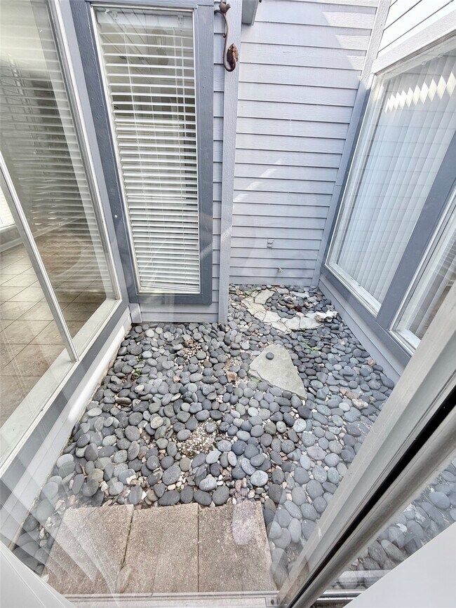 Building Photo - 15914 Mill Hollow Dr