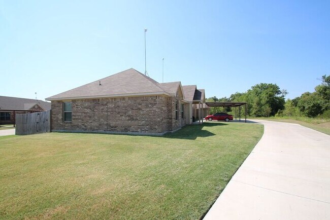 Building Photo - Coming Soon | 3BR/2BA Weatherford Town Home with Granite Countertops, Luxury Plank Floors & Appli...