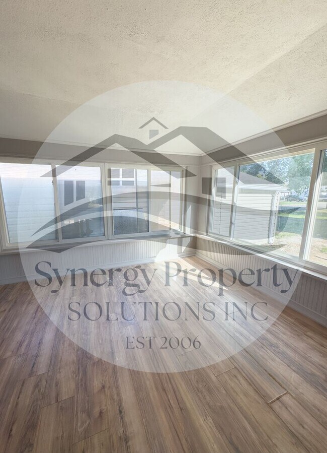 Building Photo - Crestline Home Available Now