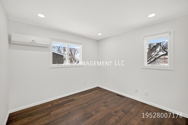 Building Photo - 10920 Oak Knoll Terrace N