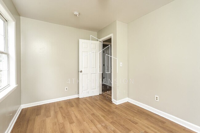 Building Photo - Charming 4-Bedroom Rental with Hardwood Fl...