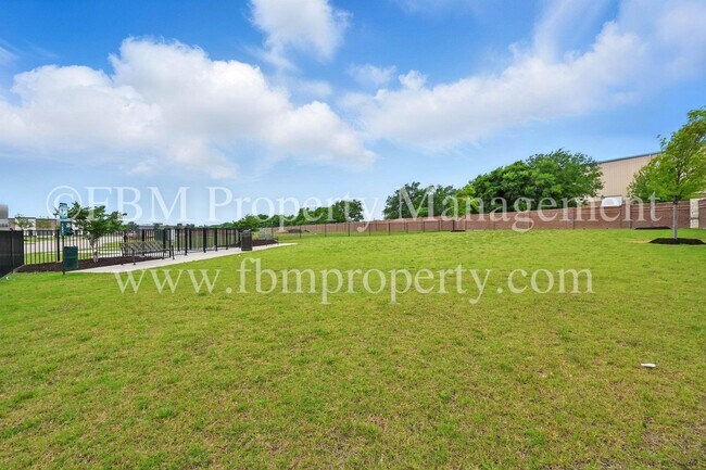 Building Photo - 2113 Luna Dr