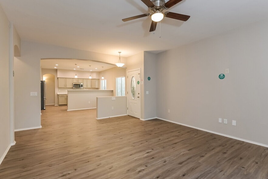 Building Photo - 405 East Placita Nodo