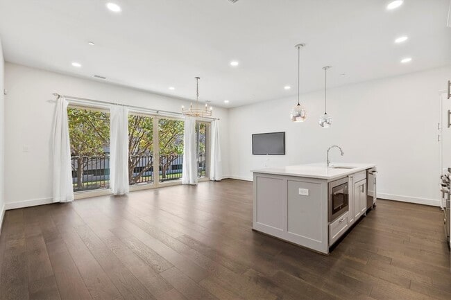 Building Photo - 15875 Spectrum Dr