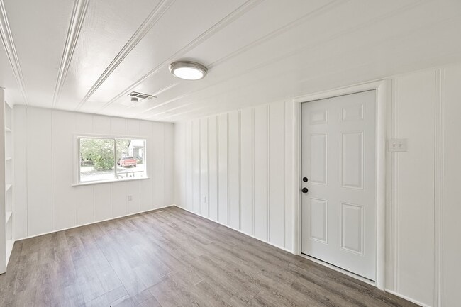Building Photo - 1501 Greenbrier Dr