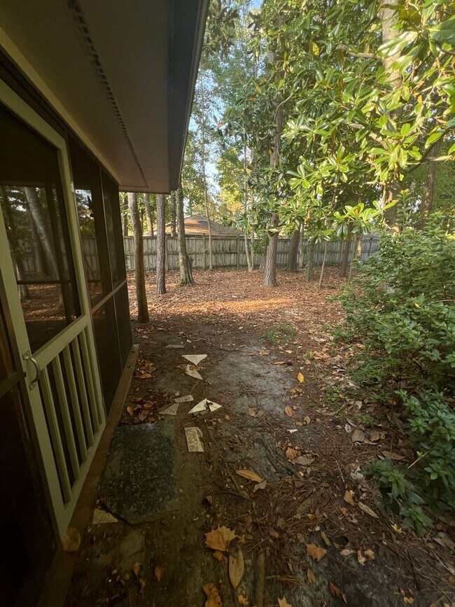 Building Photo - Introducing a charming condo in the heart of Wilmington, NC.