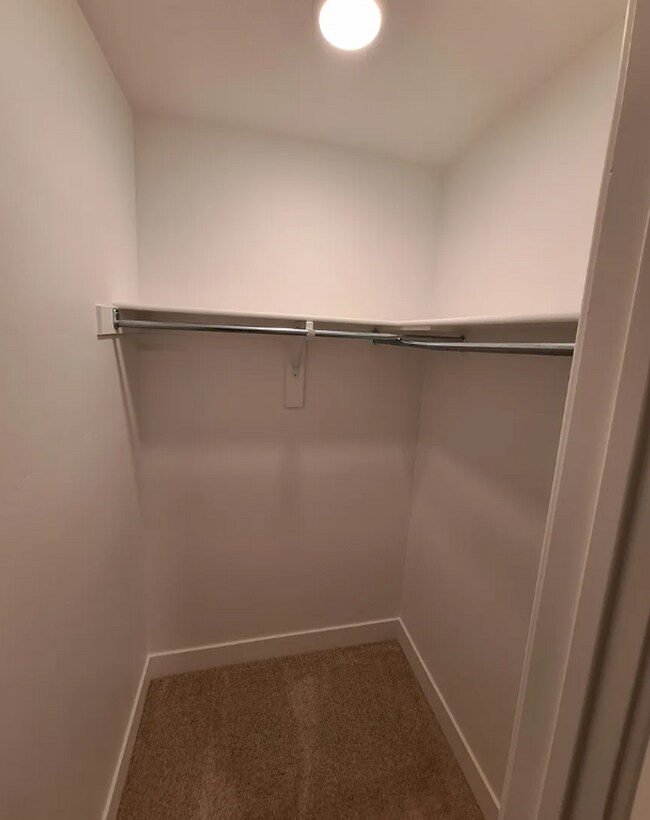 Building Photo - 4 bedroom/2.5 bathroom Townhome in Eagle M...