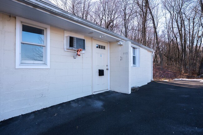 Building Photo - Spacious 1-Bedroom Apartment with Parking & Shared Yard - Midtown Kingston