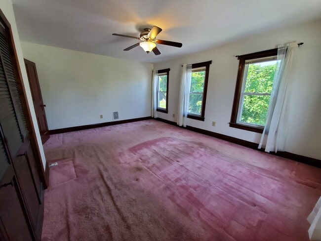 Building Photo - Pet friendly duplex w brand new kitchen & first floor LVP, basement, fenced yard, deck, near comm...